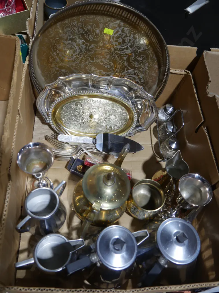 2 boxes Ep, brass ware, ornaments etc Image 1++