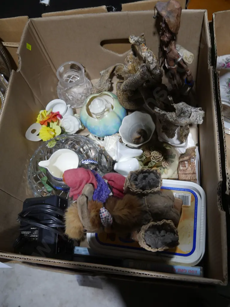 2 boxes Ep, brass ware, ornaments etc Image 1++