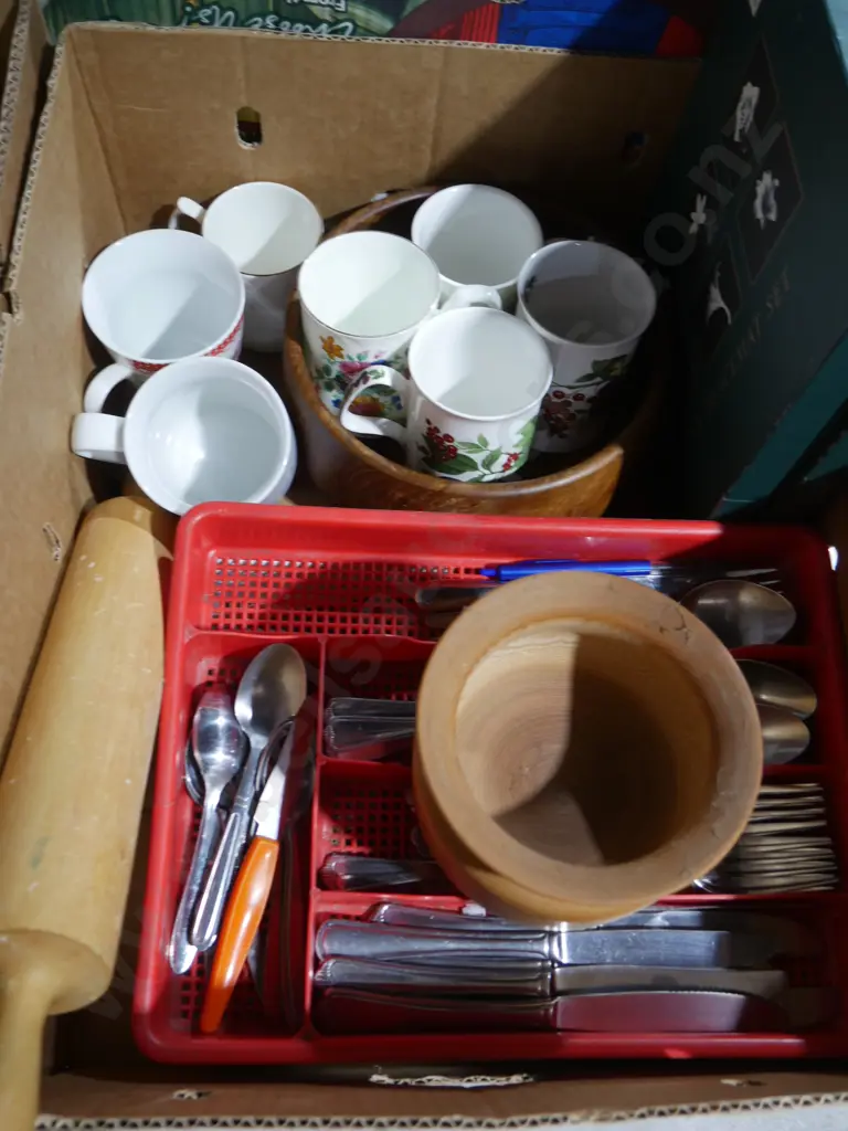 4 boxes of china, ornaments, glassware etc Image 1++