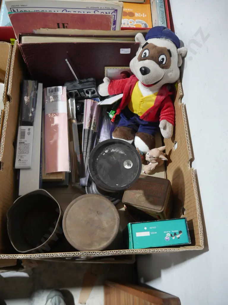 Old tins, oriental fans etc Image 1++