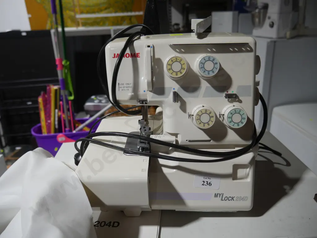 Janome overlocker Image 1++