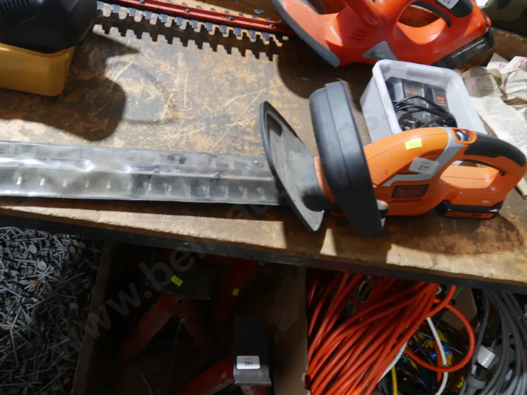Black and Decker battery hedge trimmer Image 1++