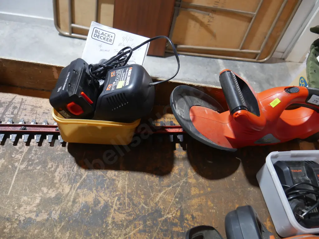 Black & Decker battery hedge trimmer Image 1++