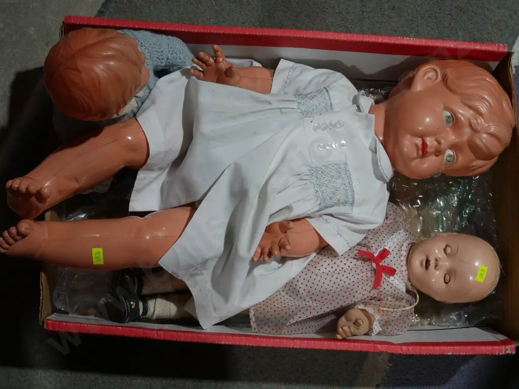 3 dolls Image 1++