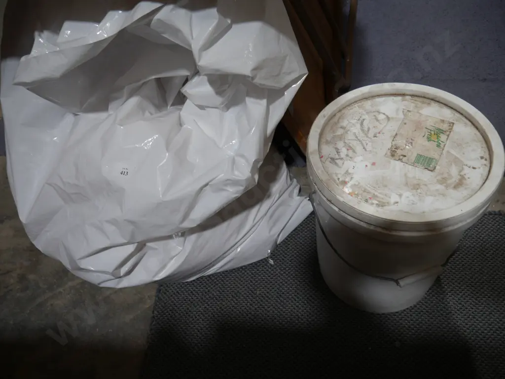 Large quantity of shredded money Image 1++