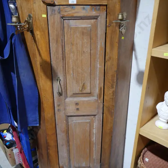 Corner cabinet