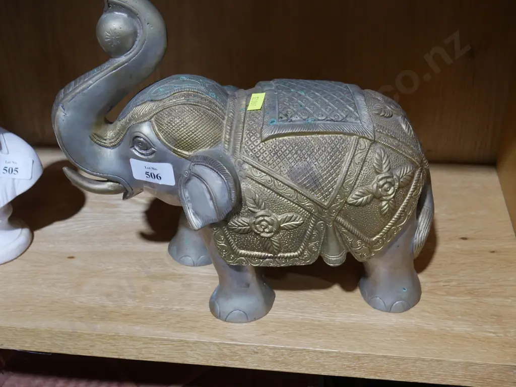 Brass elephant figurine Image 1++