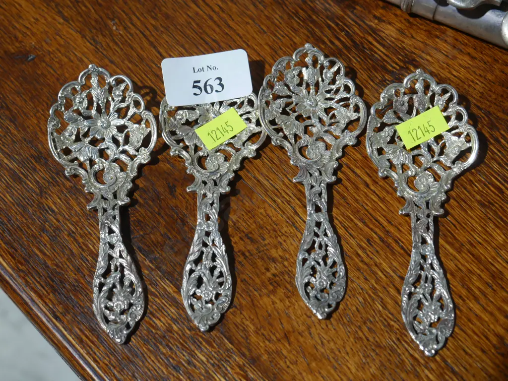 Four decoratives spoons Image 1++