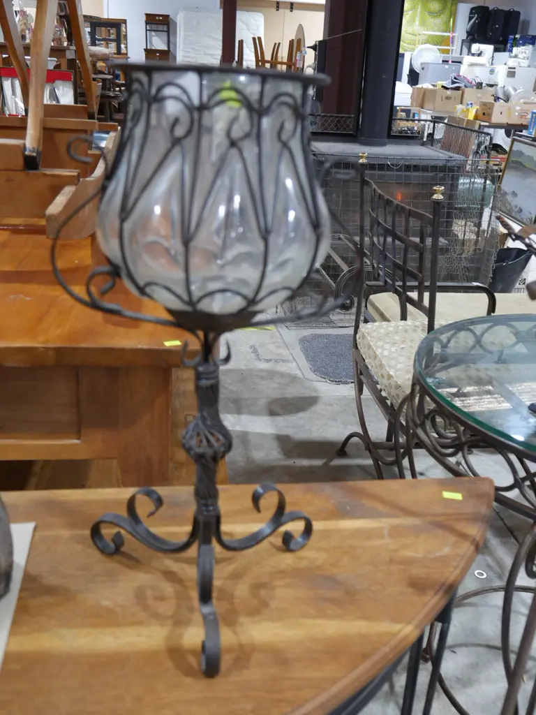 Pedestal base candle holder Image 1++