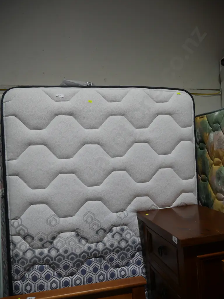 King single bed Image 1++