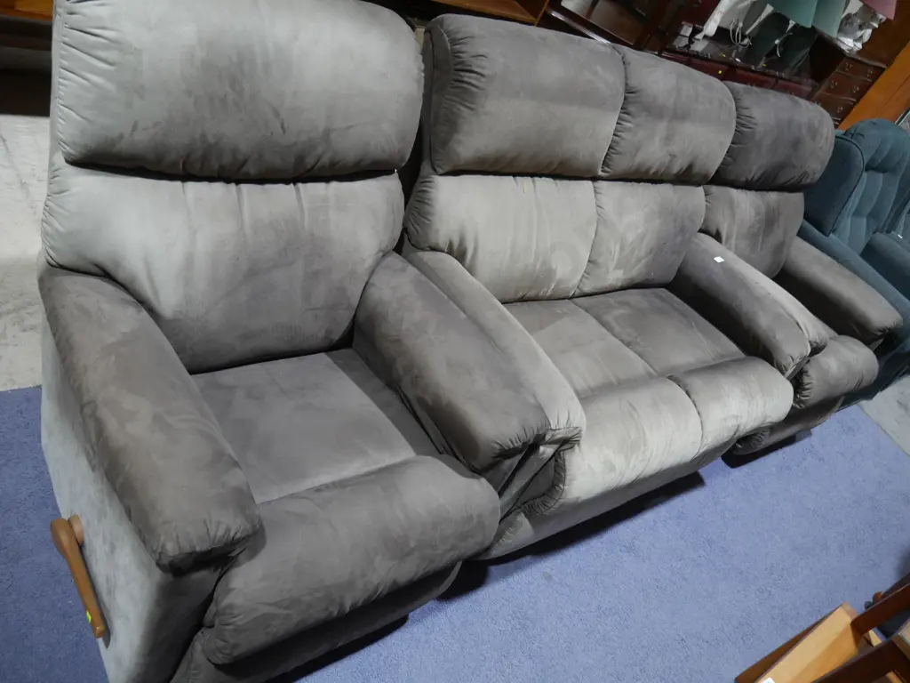 La-z-boy 3 piece lounge suite Image 1++