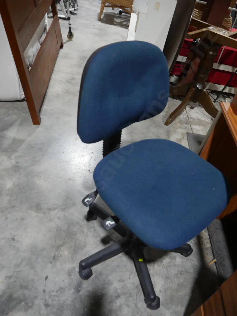 Desk and office chair Image 1++