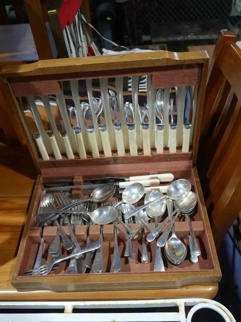 Cased cutlery set Image 1++
