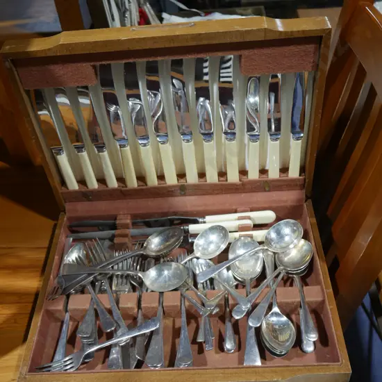 Cased cutlery set