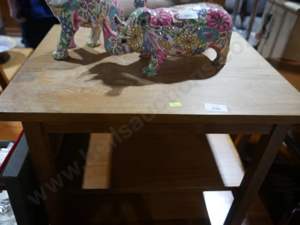 2 tier side table Image 1++