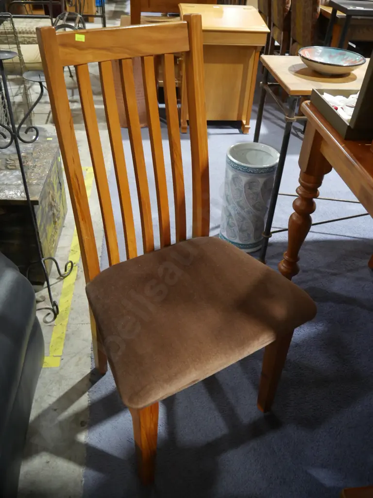 Square dining table and four chairs Image 1++