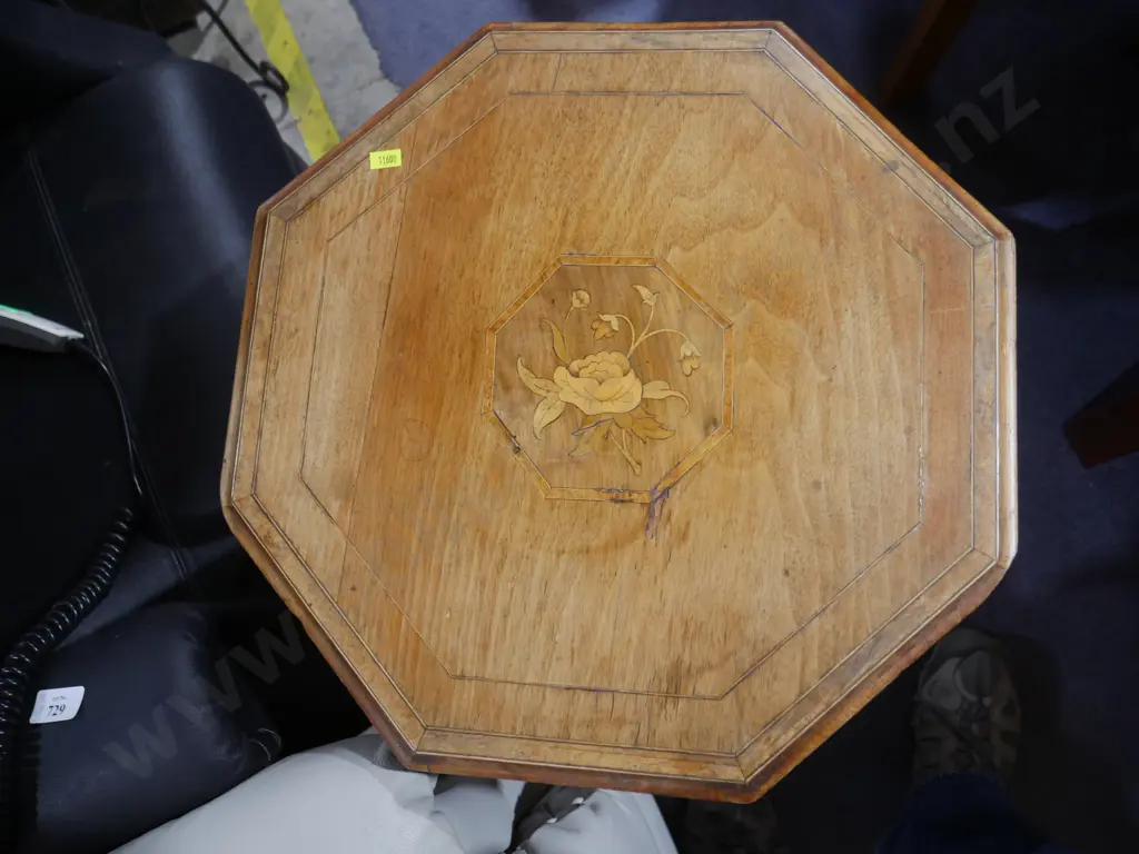 Inlaid wine table Image 1++
