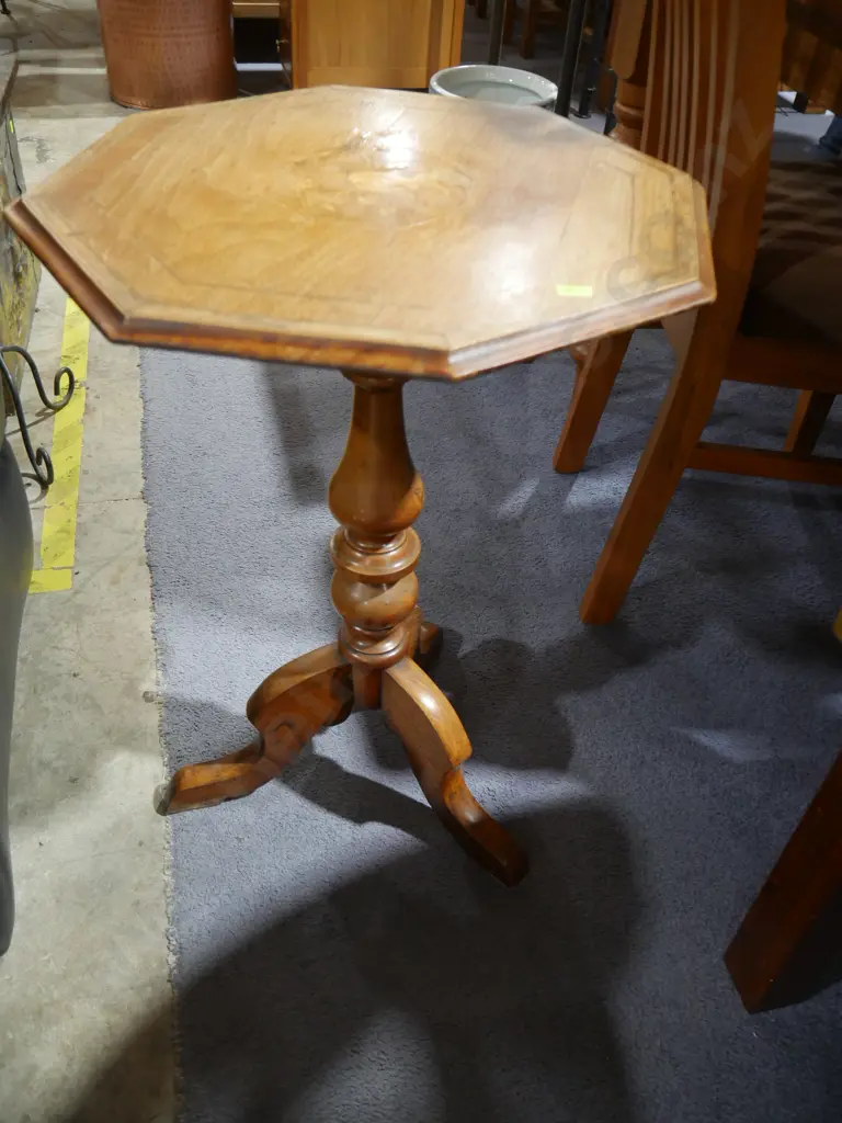 Inlaid wine table Image 1++