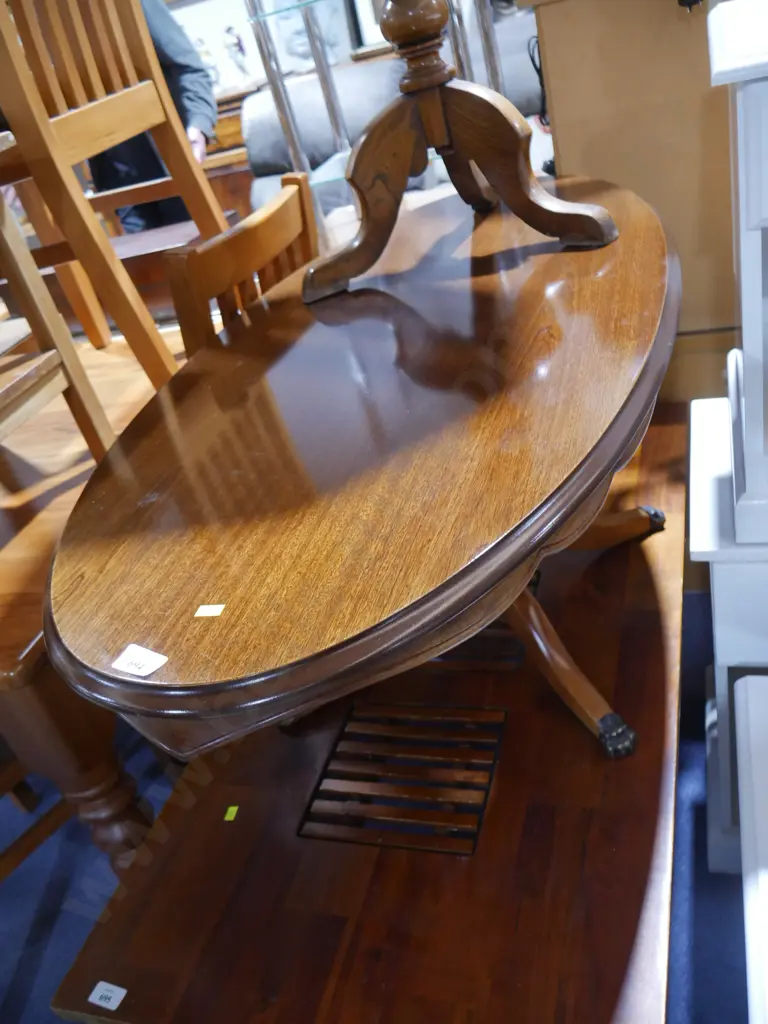 Oval mahogany coffee table Image 1++