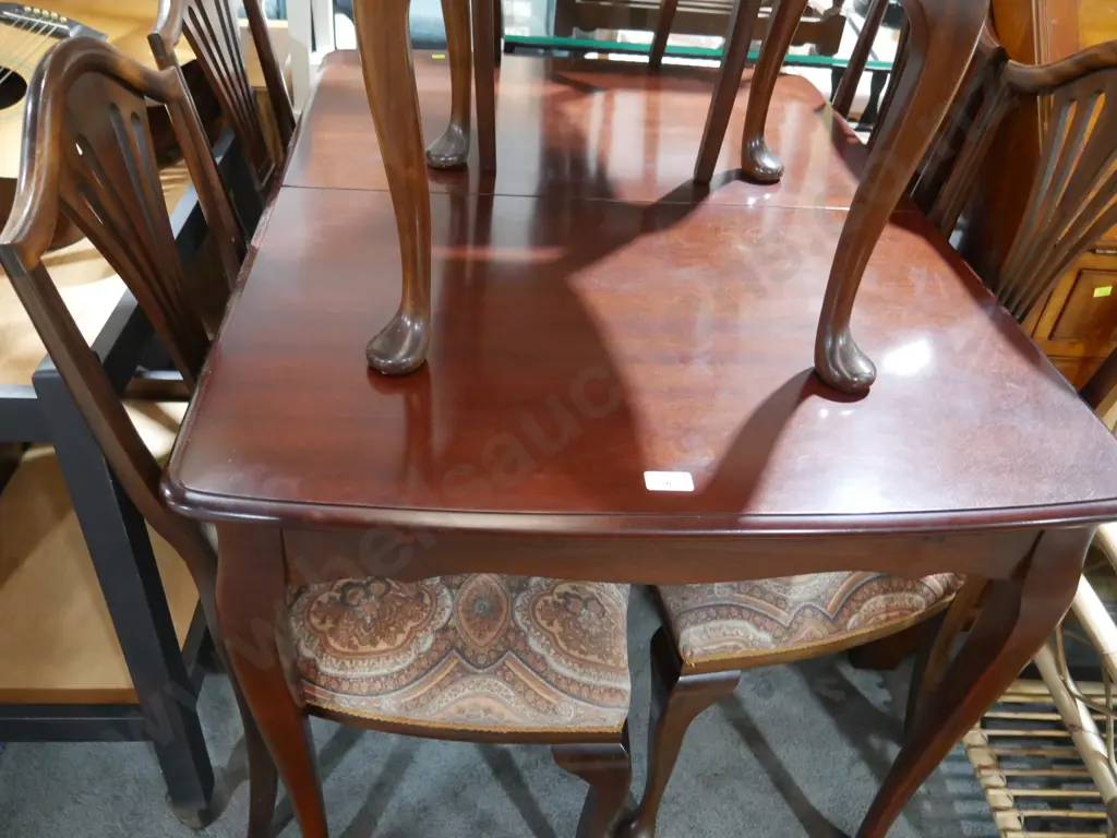 Extendable dining table and 6 chairs Image 1++