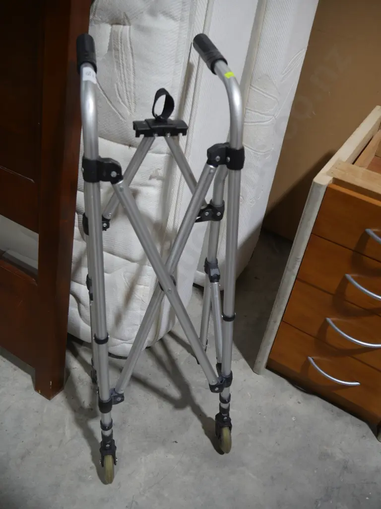 Folding aluminium walker Image 1++