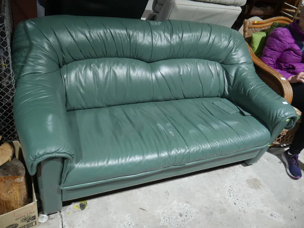 Green leather 2-seater sofa Image 1++