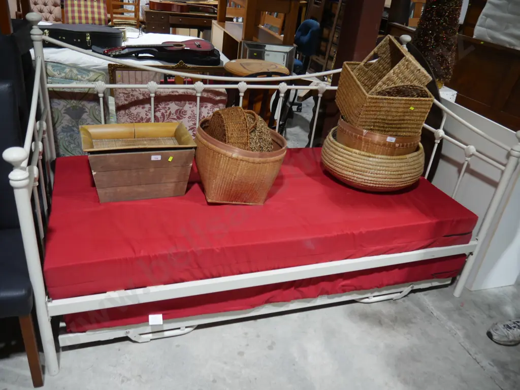 Daybed and trundler Image 1++