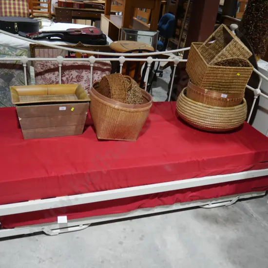 Daybed and trundler