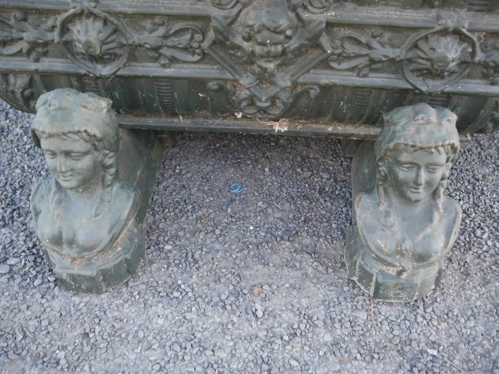 Green cast iron planter with stands Image 1++