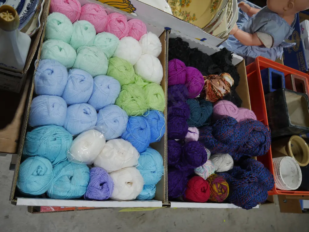 2 boxes of knitting wool Image 1++