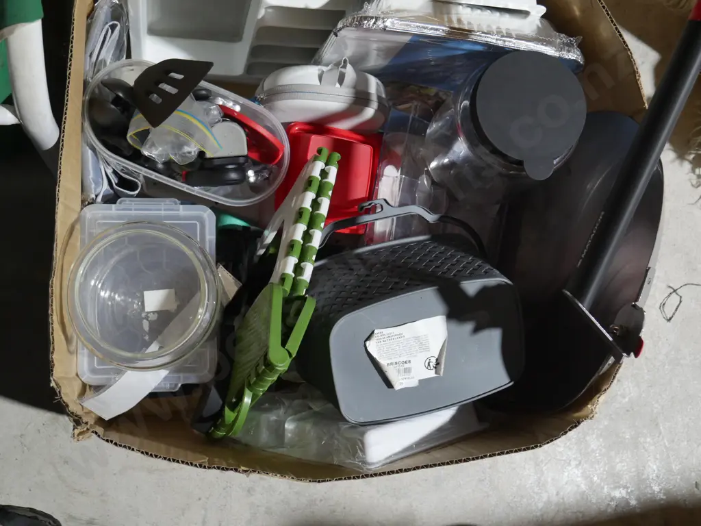 Box of kitchenware etc Image 1++