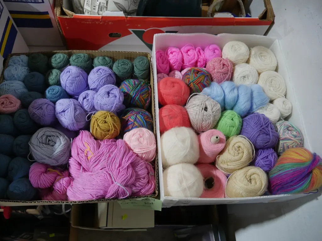 2 boxes of knitting wool Image 1++
