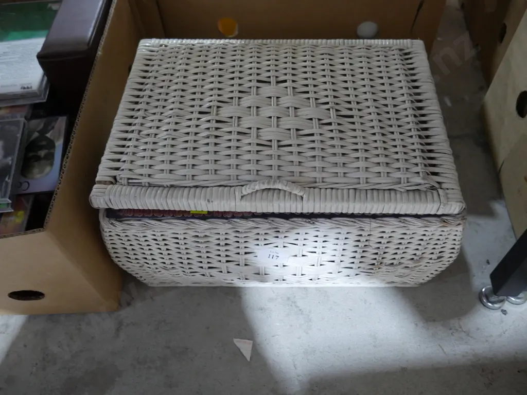 White cane basket Image 1++