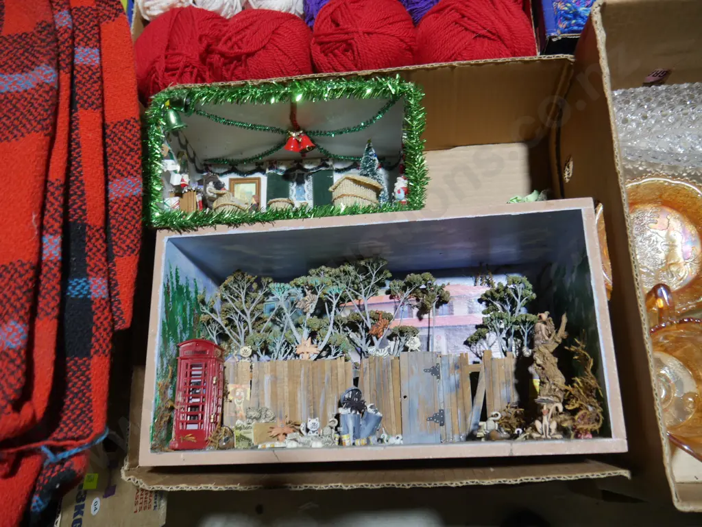 2 dioramas Image 1++