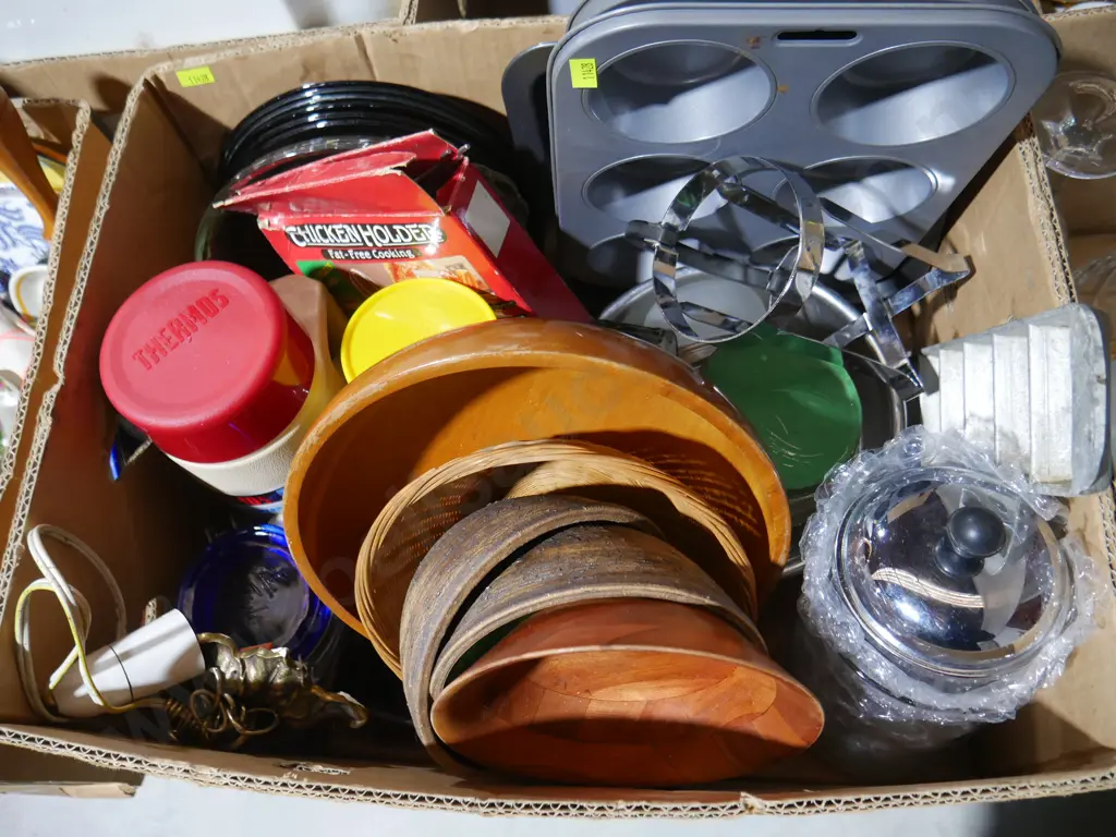 Muffin trays, wooden bowls etc Image 1++