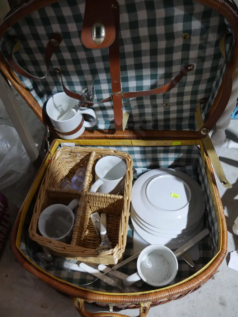 Picnic basket, side table, wooden box Image 1++