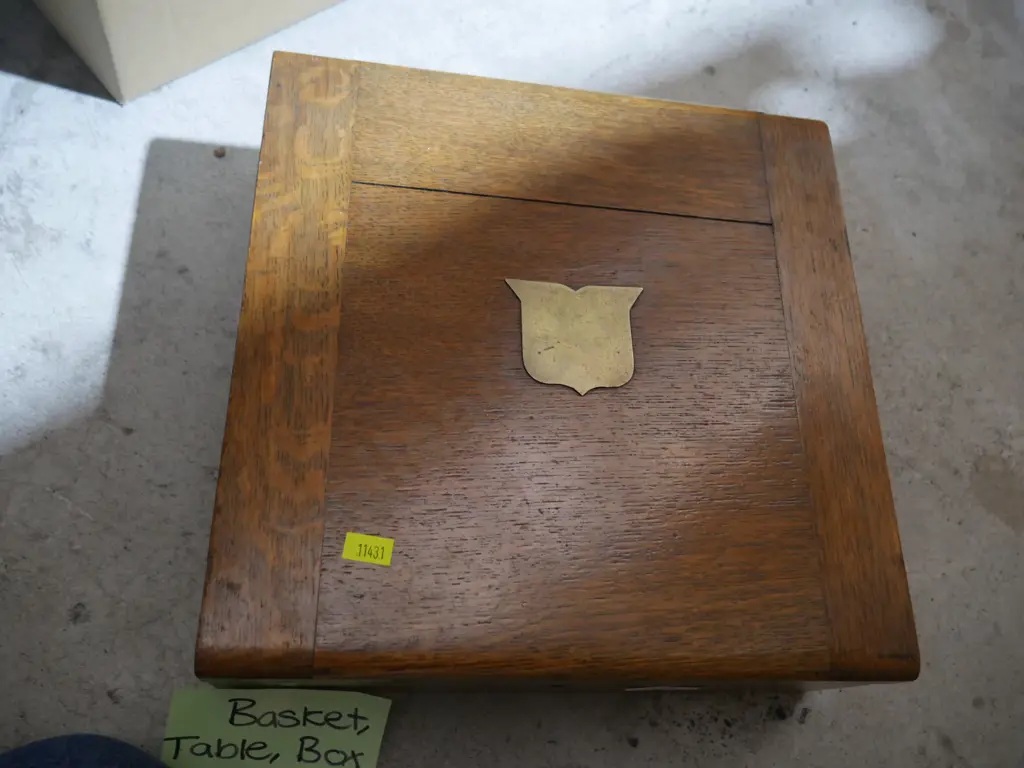 Picnic basket, side table, wooden box Image 1++