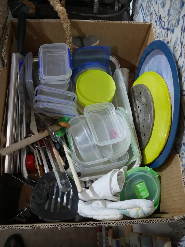 Box of kitchenware Image 1++