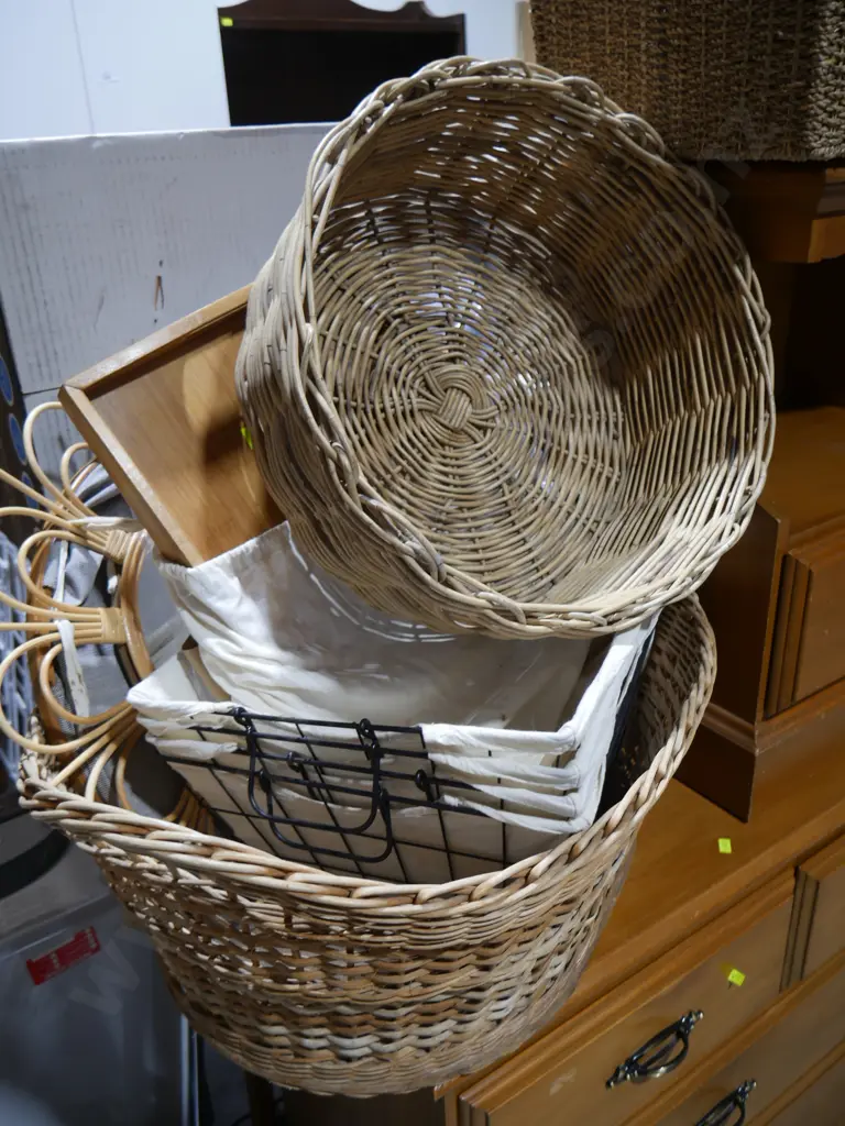 Assorted baskets etc Image 1++