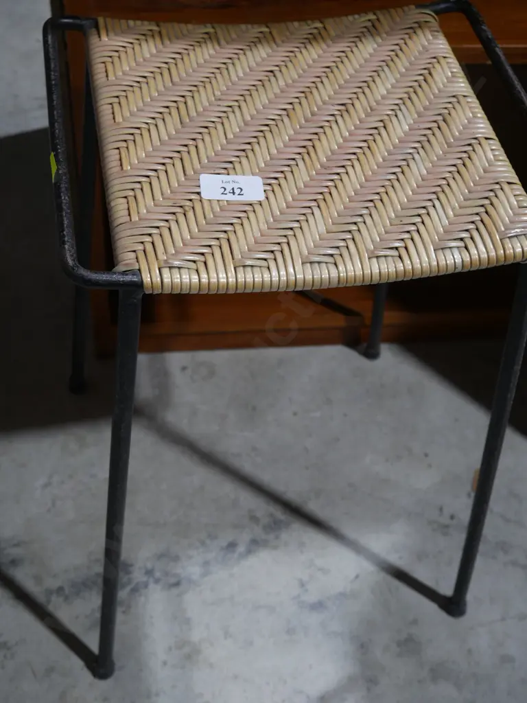 Cane top stool Image 1++