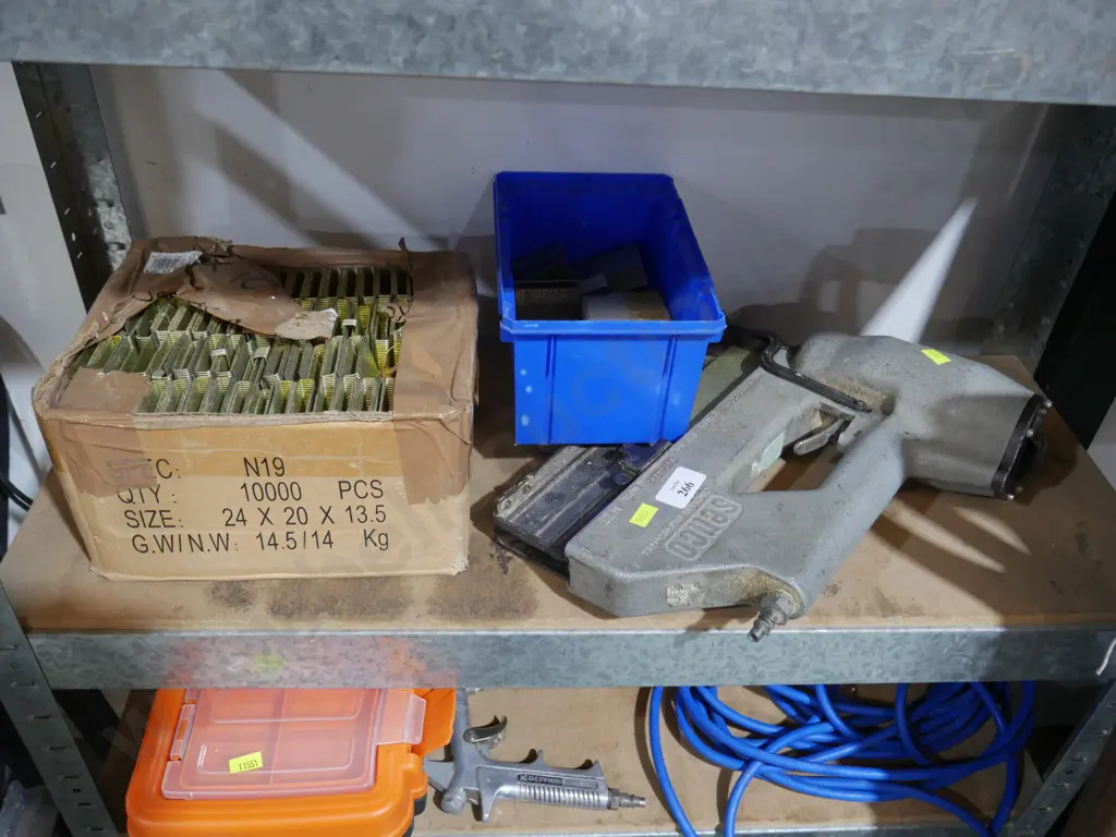 Staple gun and staples Image 1++