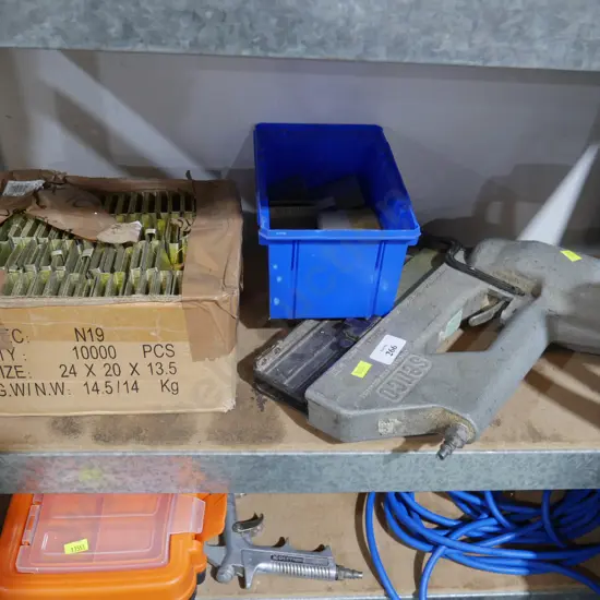 Staple gun and staples