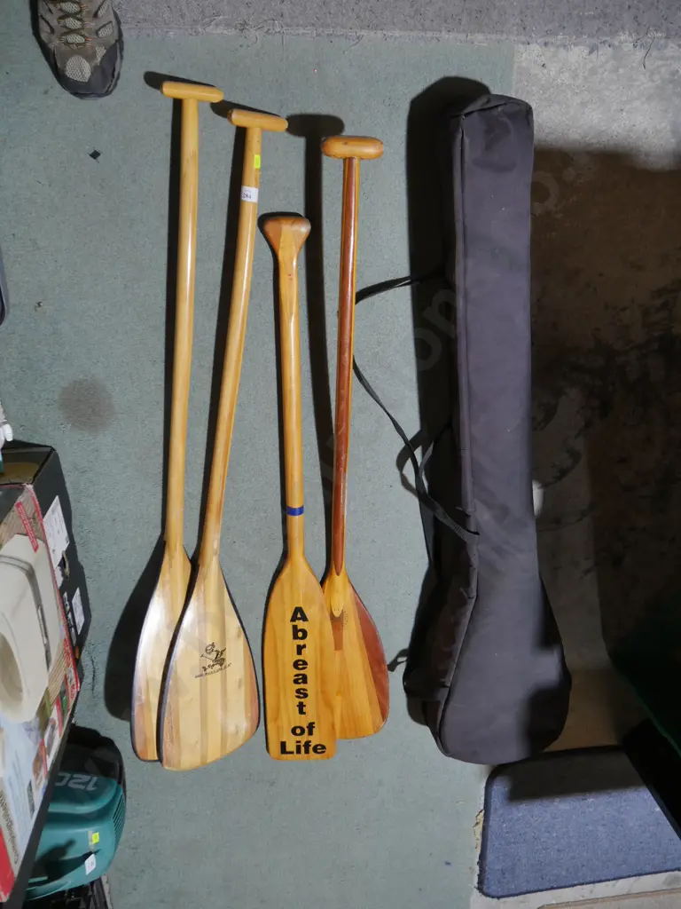 2 pairs of canoe paddles Image 1++