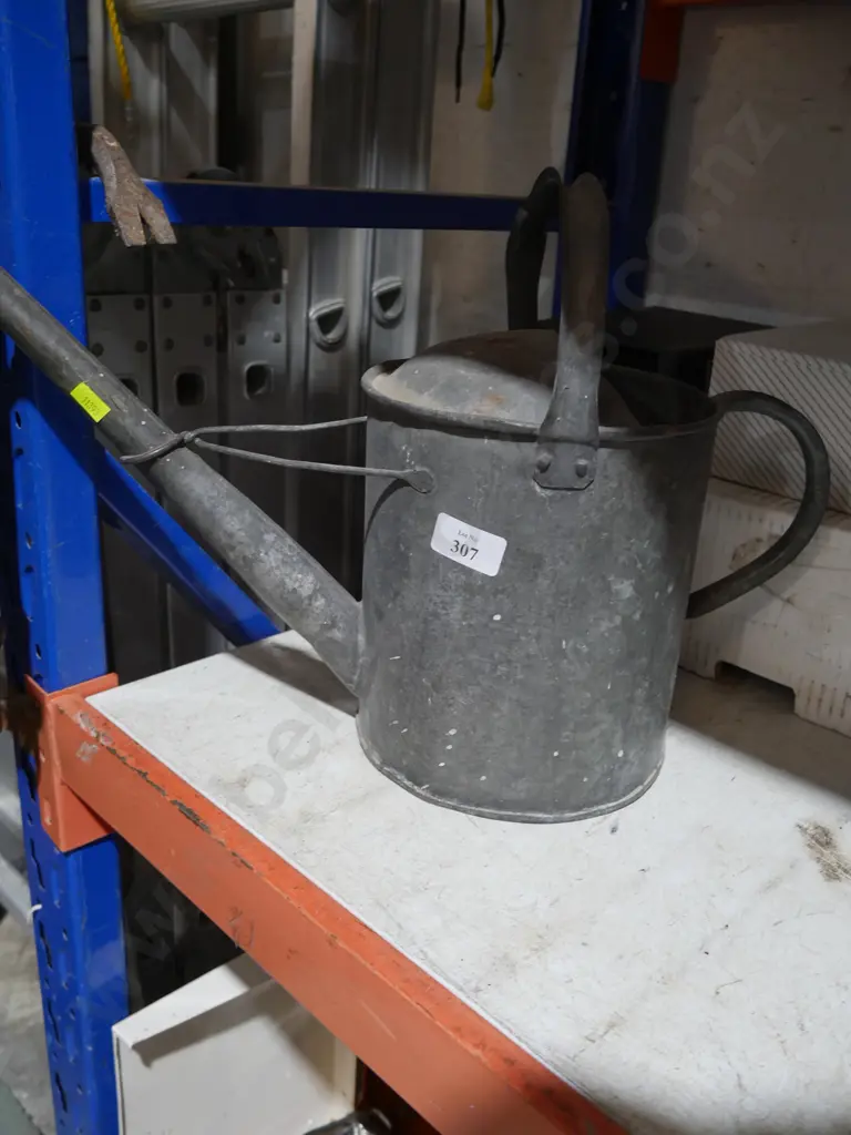 Tin watering can Image 1++