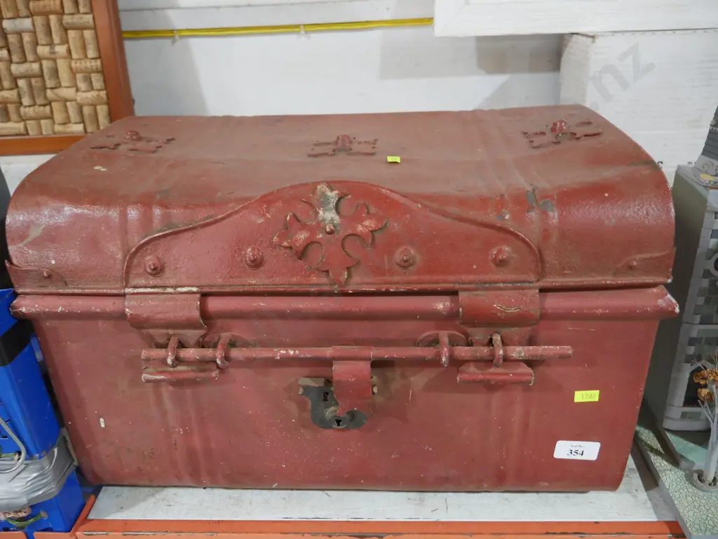 Metal trunk Image 1++