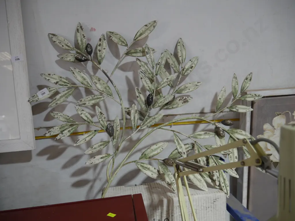 Metal plant wall hanging Image 1++