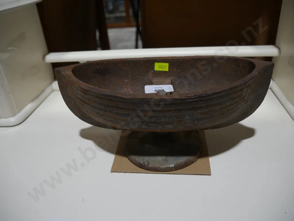 Cast iron planter Image 1++