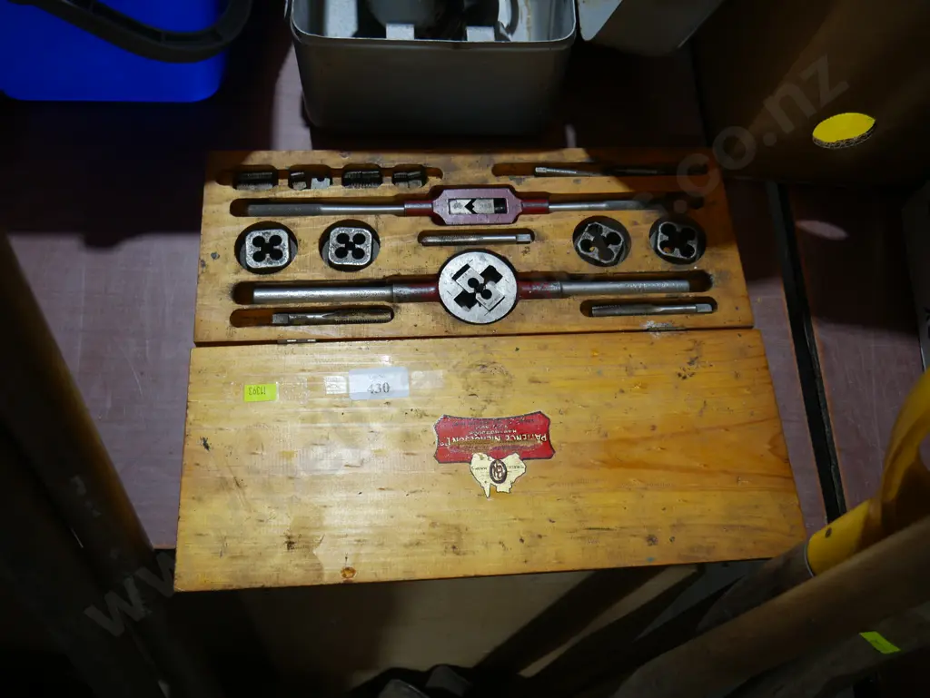 Tap and die set Image 1++