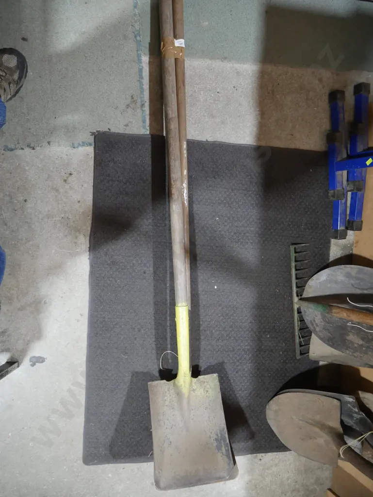 2 shovels Image 1++