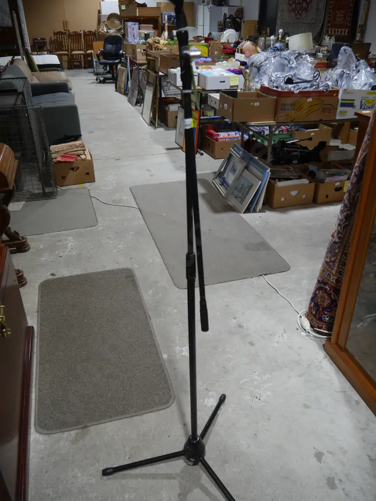 Microphone stand Image 1++
